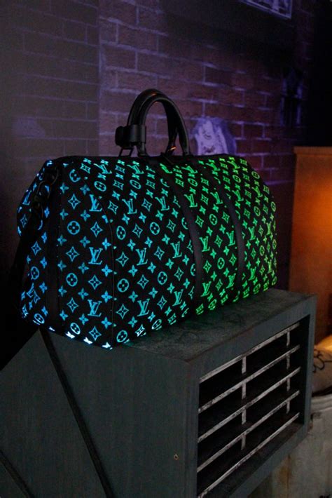 louis vuitton melegítő szett|louis vuitton light up.